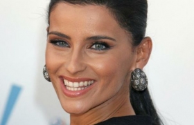 Nelly Furtado walks on the Sunset Blvd. in her homemade clip Big Hoops (Bigger The Better)